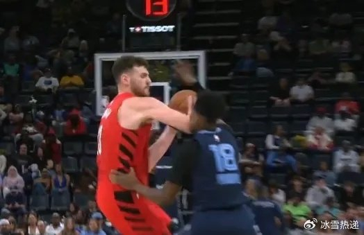 杨瀚森队友被驱逐！克林根肘击普罗斯珀 被吹罚二级恶犯离场|开拓者|持球|德里克-罗斯|波特兰开拓者队|杨翰森_新浪体育_新浪新闻