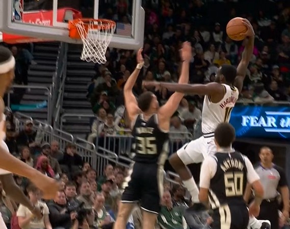 开云体育下载-投不进就砸！哈达威冲筐面对补防单臂砸扣 字母哥替补席神情落寞